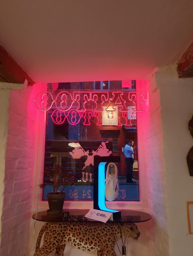 Ink & Art Copenhagen — TATTOO-neonskilt i vinduet