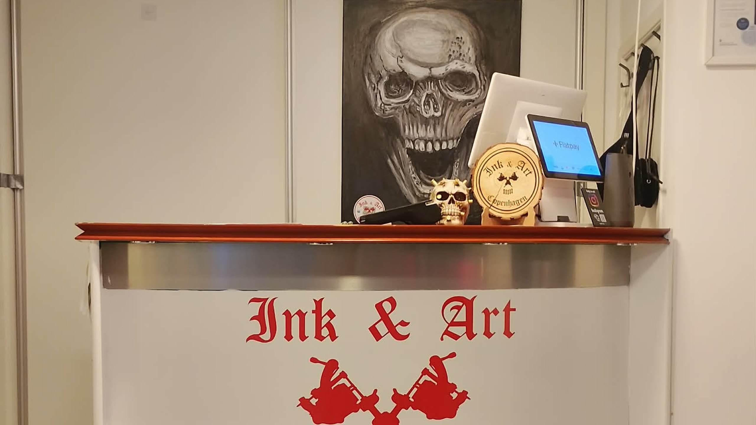 Receptionen med husets mærke.