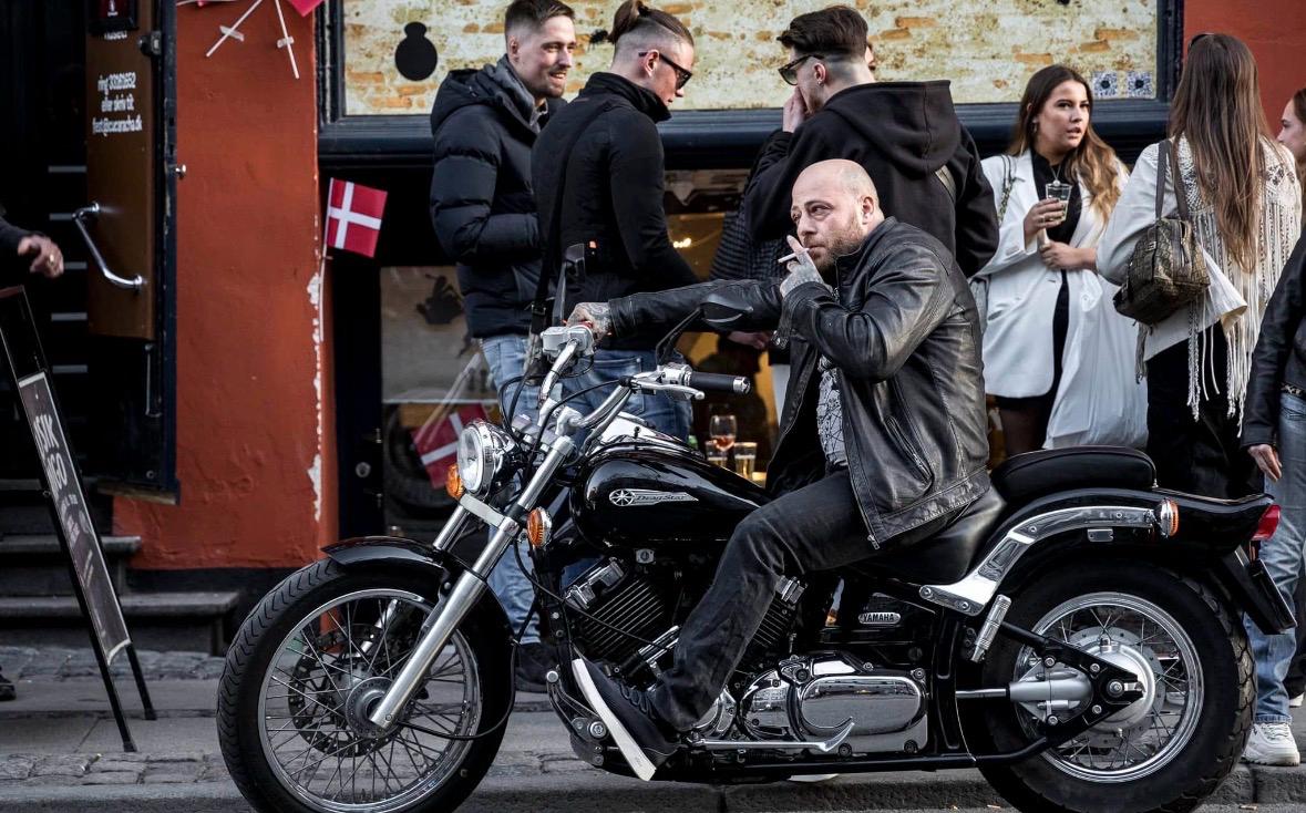 Nizar på sin motorcykel foran et værtshus i København.