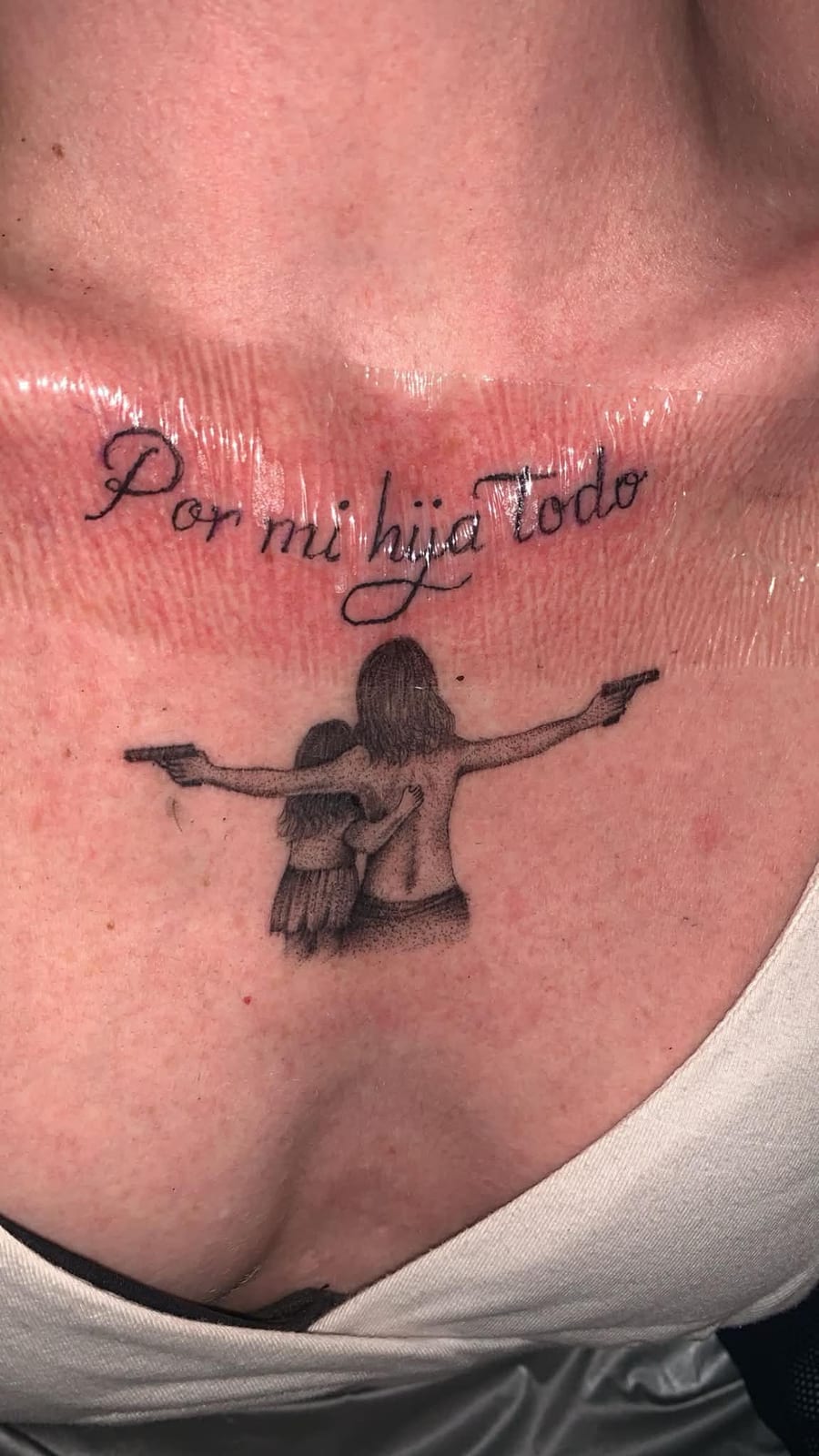 Mor og datter med pistoler under «Por mi hija todo», prikker og fin streg, bryst.