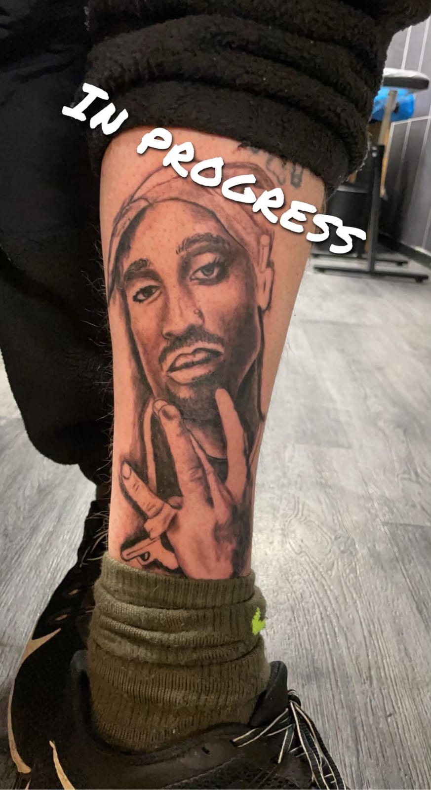 Portræt af Tupac, sort og gråt, underben. Under arbejde.