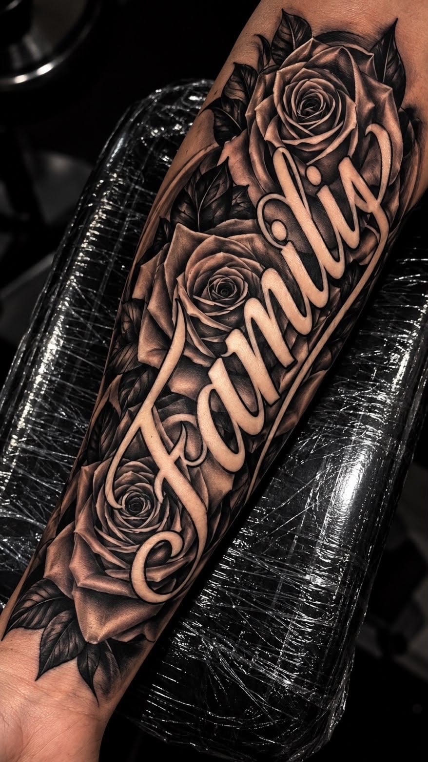 «Familia» med roser, sort og gråt, underarm.